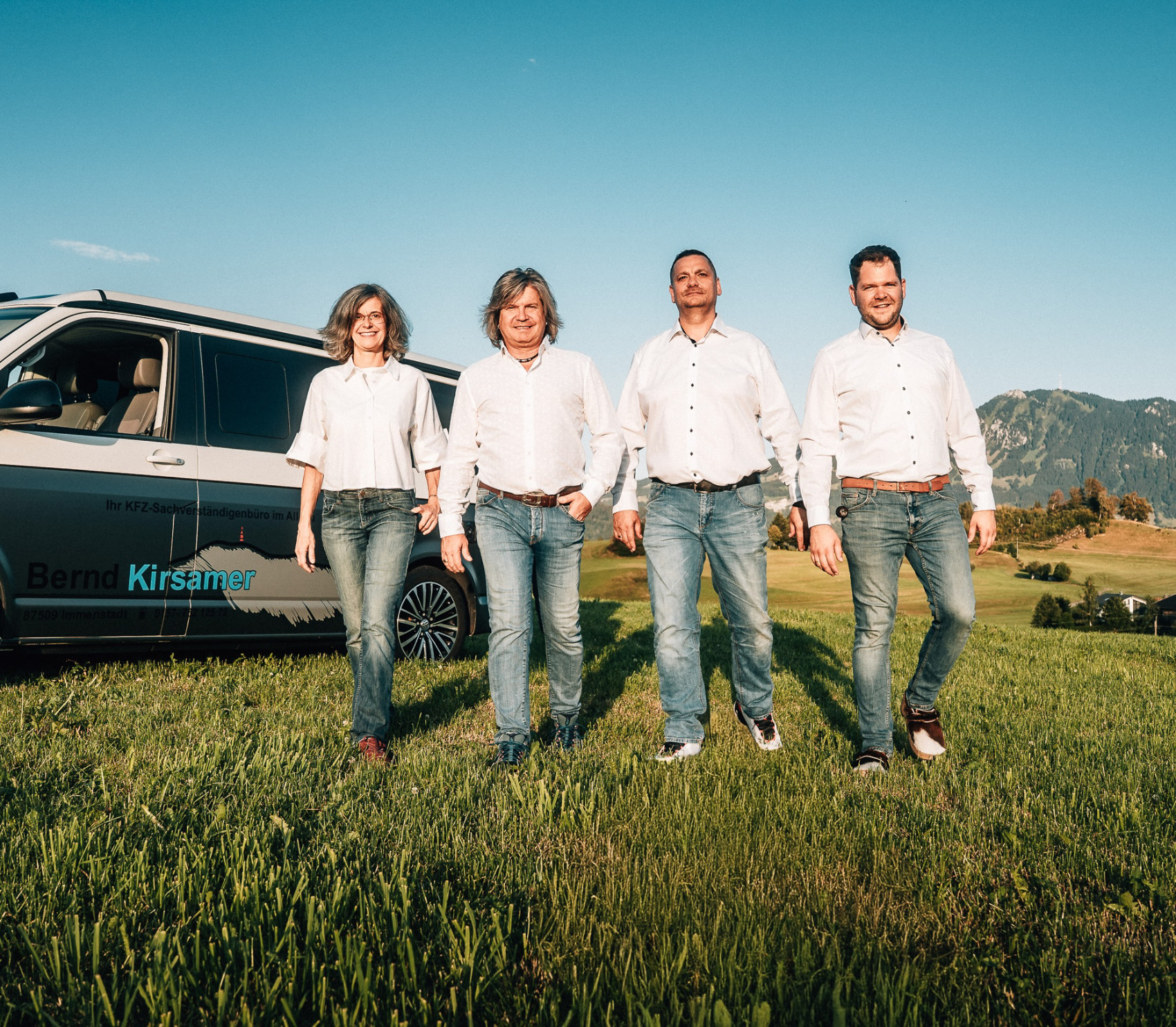 Das Kirsamer-Team mit Sandra Meisenberg, Bernd Kirsamer, Holger Skodinski und Manuel Wiesner vor dem Firmenbus im Allgäu