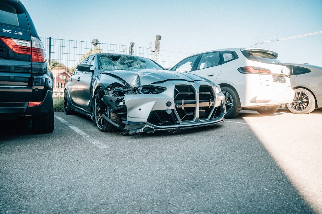 Kfz und Automobile – Fahrzeug mit Unfallschaden