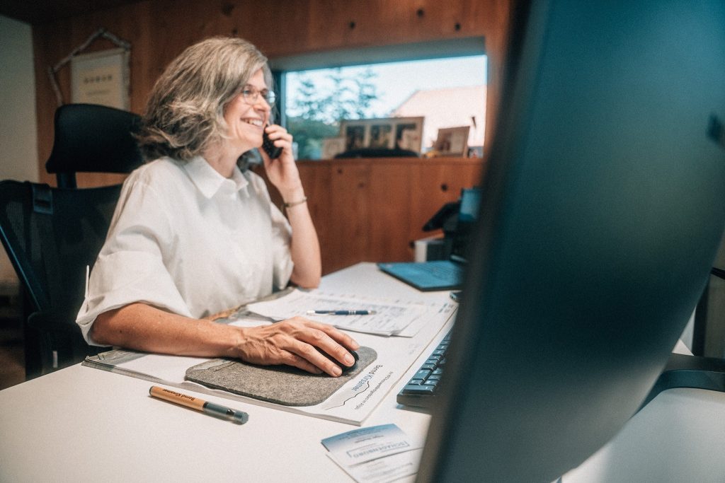 Sandra Meisenberg im telefonischen Kundengespräch